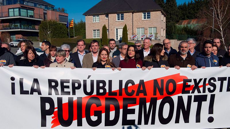 Arrimadas despliega una pancarta en casa de Puigdemont en Waterloo con el mensaje "La república no existe"