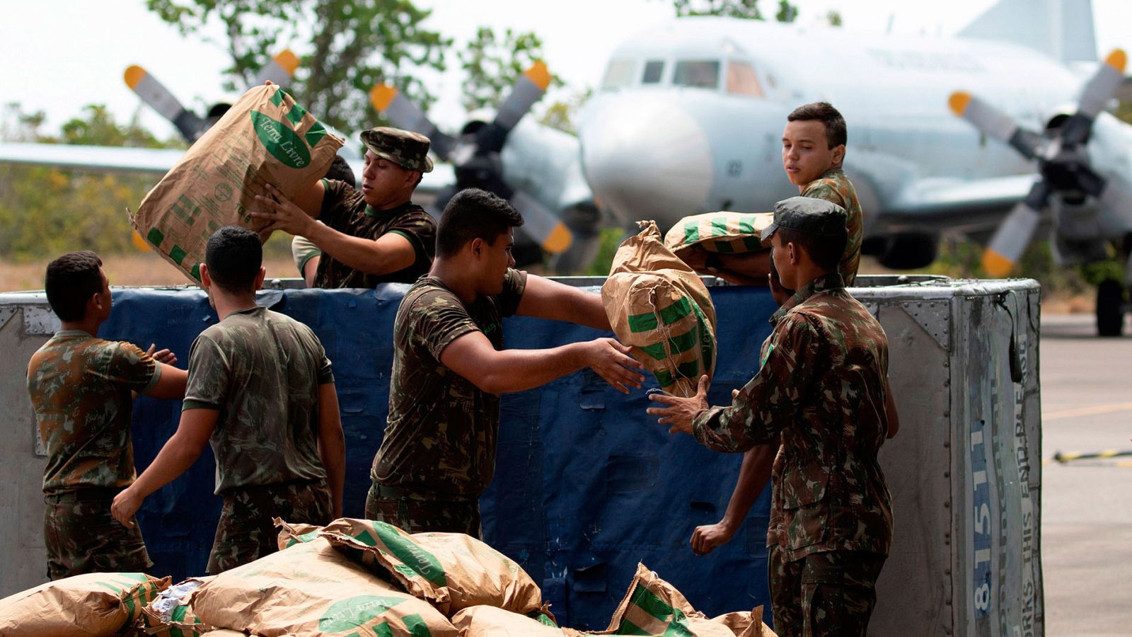 Crece la presión sobre Maduro mientras organizan cargamentos con ayuda humanitaria para Venezuela
