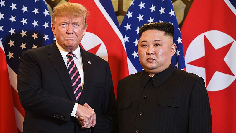 El saludo entre Donald Trump y Kim Jong-un da inicio a la segunda cumbre entre Estados Unidos y Corea del Norte