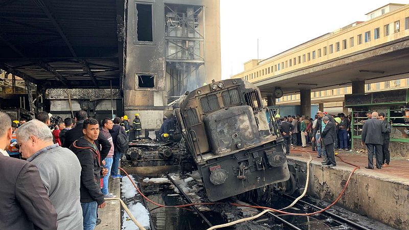 Al menos 20 muertos tras el choque de un tren en una estación de El Cairo