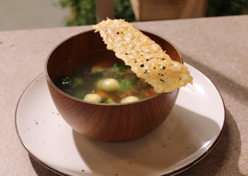 Receta de "sopa de verduras con tejas de parmesano" de Dani Garc�a