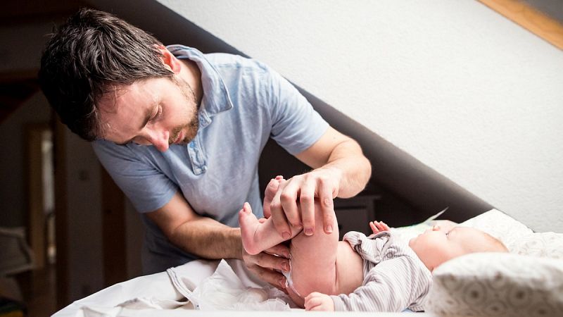 El Gobierno amplía el permiso de paternidad y obliga a las empresas a publicar los salarios de hombres y mujeres