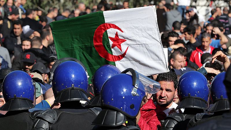 Miles de argelinos desbordan las calles contra la reelección del presidente Buteflika