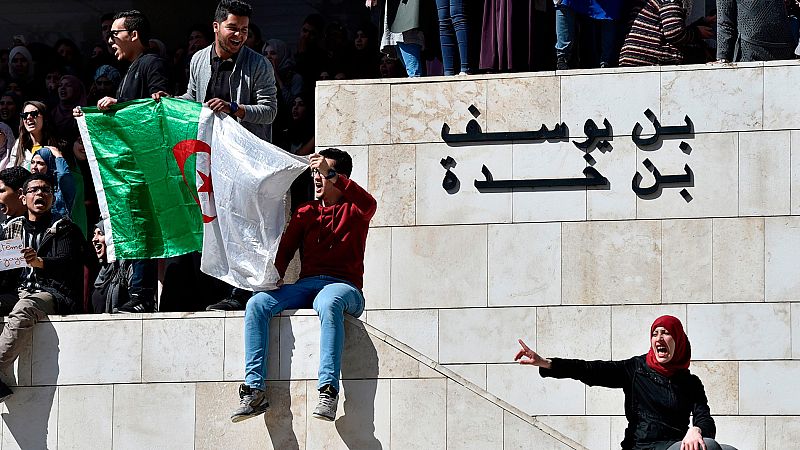 Bouteflika presenta su candidatura a la reelección pese a las protestas