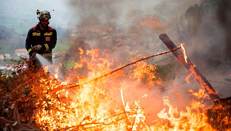 Los bomberos logran sofocar la mayoría de los incendios en la cornisa cantábrica ante la amenaza del viento
