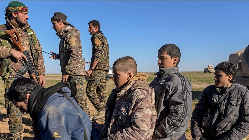 Decenas de yihadistas se entregan a las fuerzas kurdas en el último reducto del EI en Siria