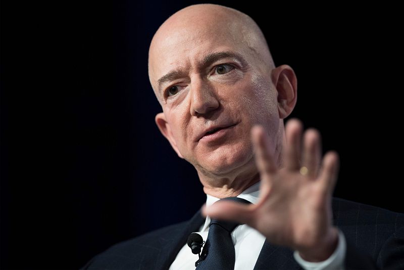 Jeff Bezos continúa primero en la lista Forbes como el hombre más rico del mundo y Amancio Ortega sigue sexto