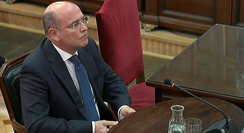 La negación de "cargas policiales" por parte de De los Cobos provoca un tenso rifirrafe entre las defensas y Marchena