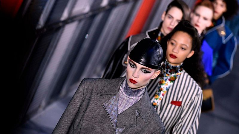 Louis Vuitton inventa el vanguardismo vintage y arrasa.