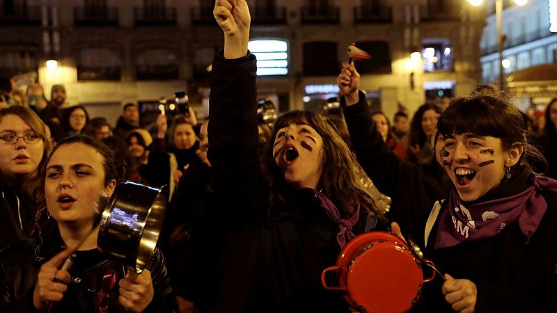 La huelga del 8M empieza con una cacerolada en la Puerta del Sol