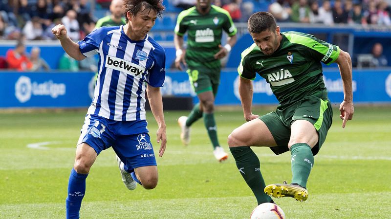 Alavés y Eibar empatan en un divertido derbi vasco