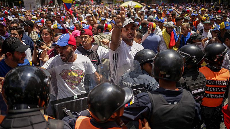 Maduro y Guaidó miden su fuerza en las calles mientras se acusan de los cortes de luz que causan las primeras víctimas