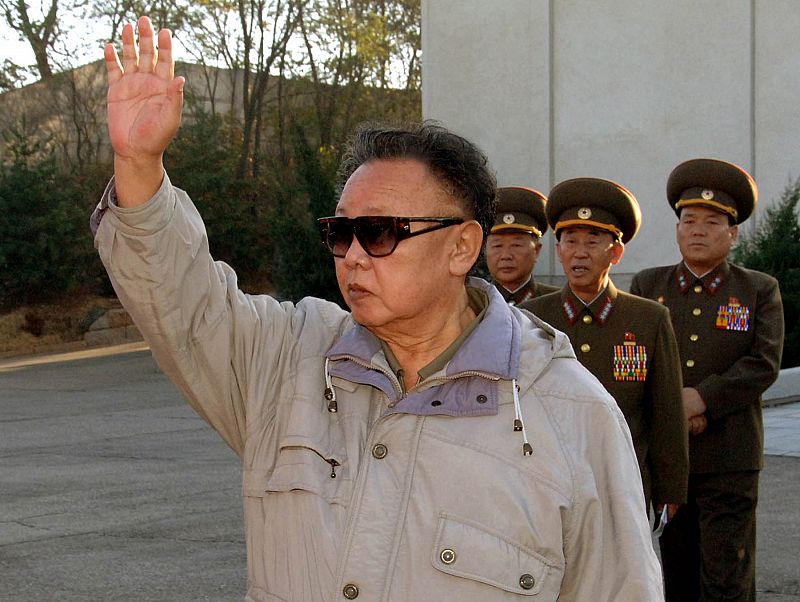 Kim Jong-Il reaparece en un desfile militar para desmentir rumores sobre su salud