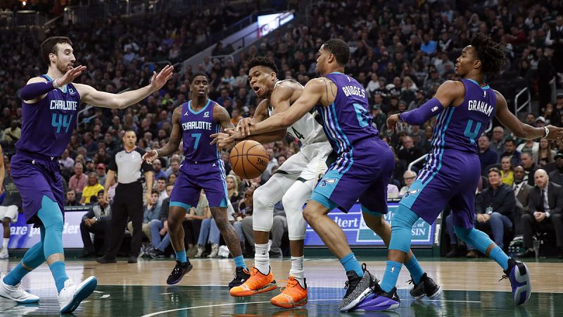 Antetokounmpo y Mirotic lideran a unos Bucks sin Gasol y los Lakers de LeBron pierden con los Celtics de Irving
