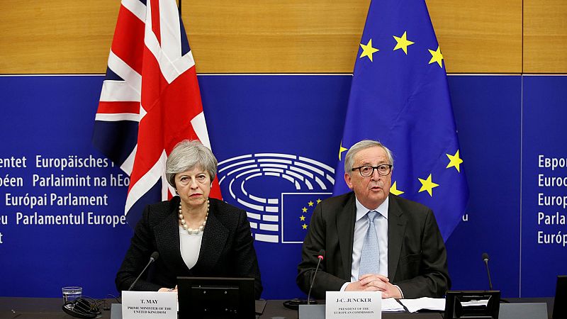 May y Juncker anuncian "cambios legales" en el acuerdo del 'Brexit' horas antes de la votación en el Parlamento