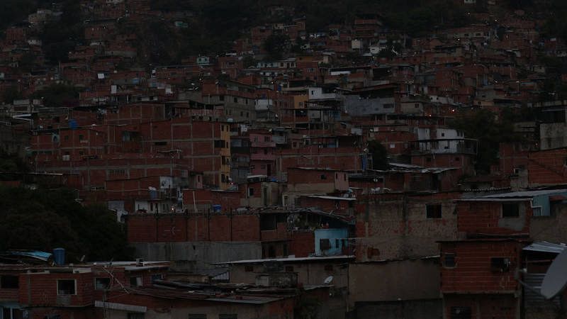 Venezuela extiende por quinto día la suspensión de la actividad laboral y las clases