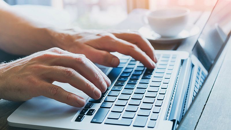 El Constitucional estudiará la norma que permite a los partidos recoger opiniones de los usuarios en internet