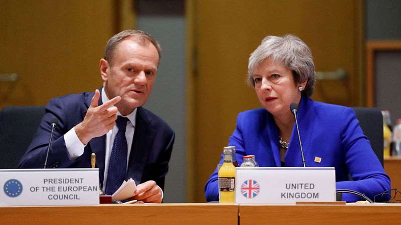 Tusk ofrece al Reino Unido una prórroga "larga" del 'Brexit' si repiensa su estrategia
