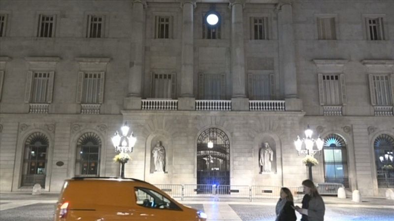 El Ayuntamiento de Barcelona retira el lazo amarillo de su fachada cumpliendo la orden de la Junta Electoral