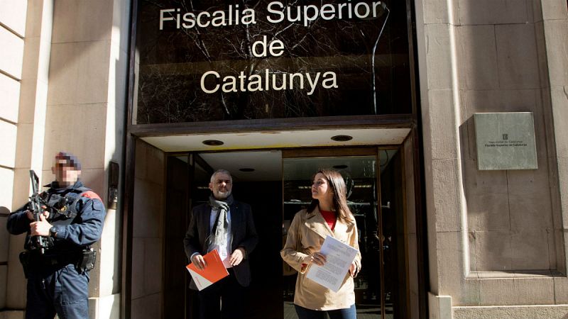 Ciudadanos y PP denuncian a Torra ante la Fiscalía por no retirar los lazos amarillos de los edificios públicos