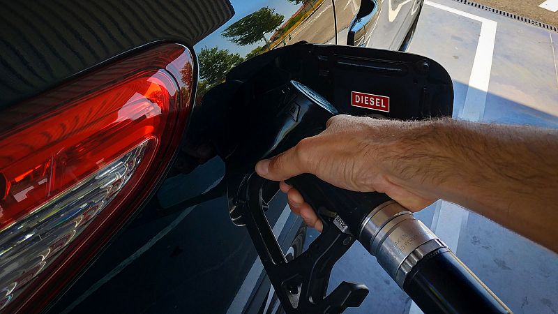 La subida del petróleo y el aumento de impuestos llevan a la gasolina a su nivel más alto del año