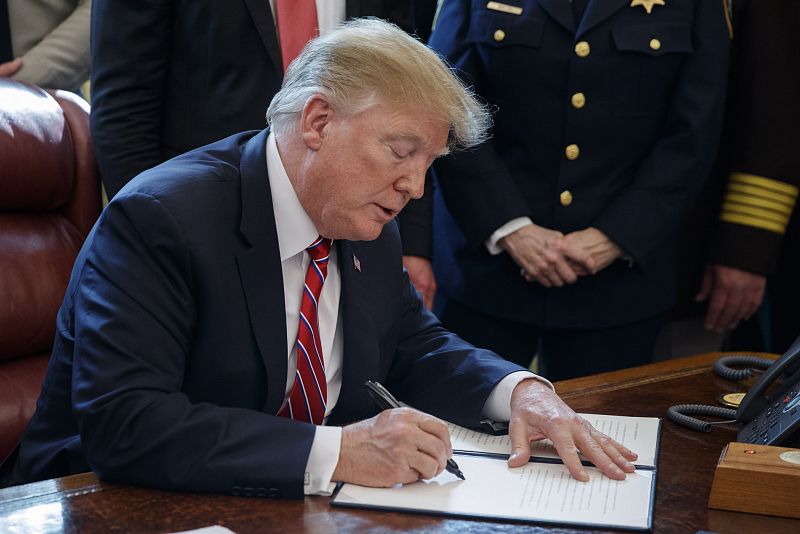 Trump firma el veto a la resolución del Congreso contra su emergencia nacional para construir el muro