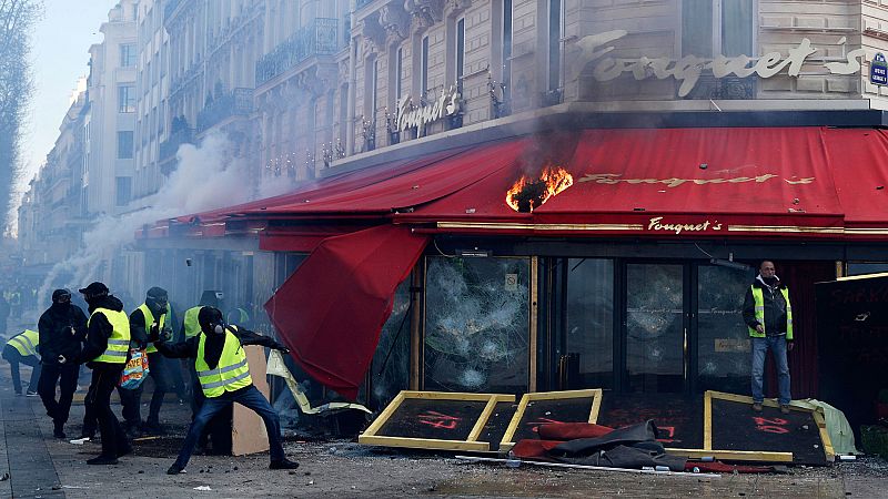 Violencia, incendios y saqueos en una nueva protesta de los 'chalecos amarillos' en París con decenas de detenidos