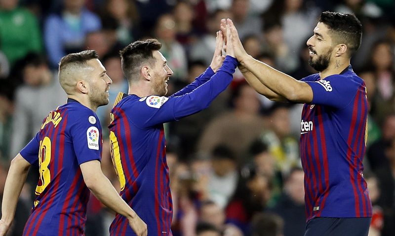El Villamarín se rinde ante un Messi que acerca al Barça al título de Liga