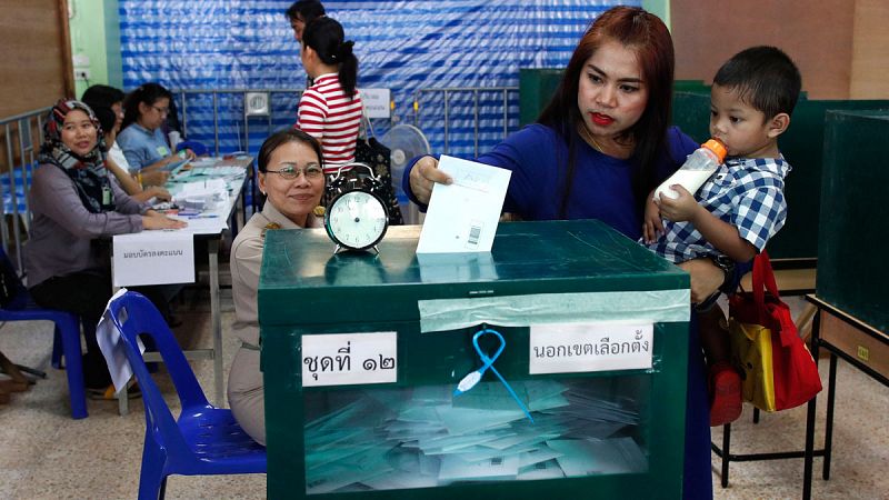 La ilusión por las elecciones democráticas no acabará con la tutela militar en Tailandia