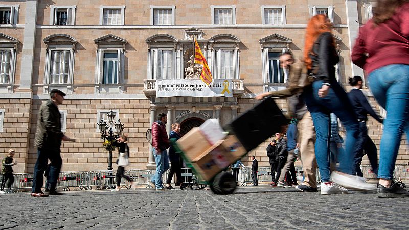 Torra desoye a la Junta Electoral Central y mantiene la pancarta con el lazo amarillo en la Generalitat