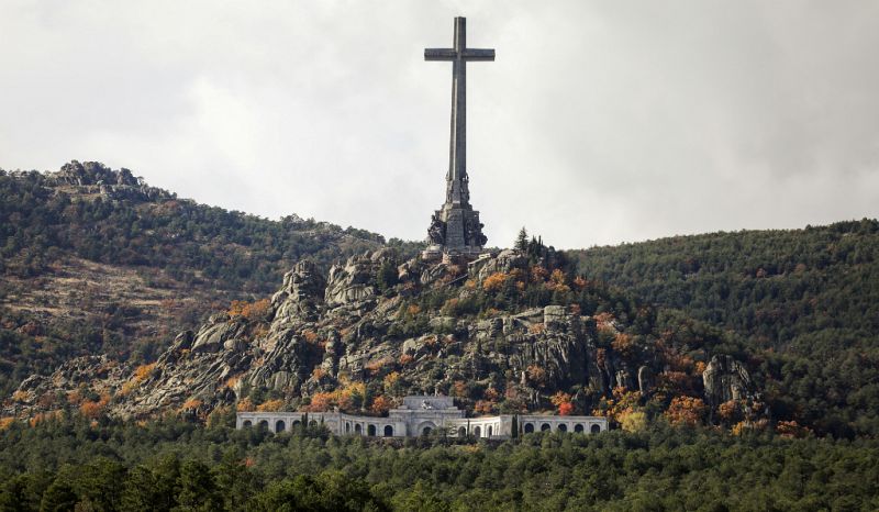 El juez que suspendió la licencia para exhumar a Franco paraliza su actividad judicial tras ser recusado