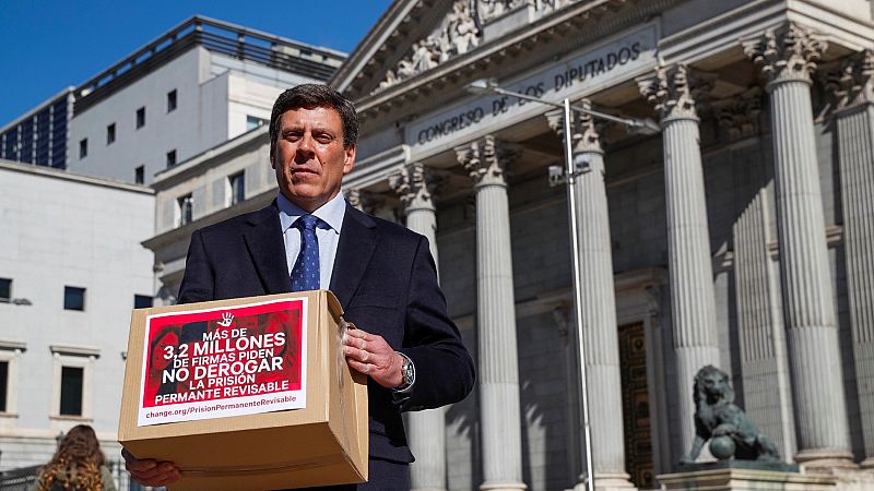 El padre de Diana Quer entrega más de 3 millones de firmas contra la derogación de la prisión permanente revisable