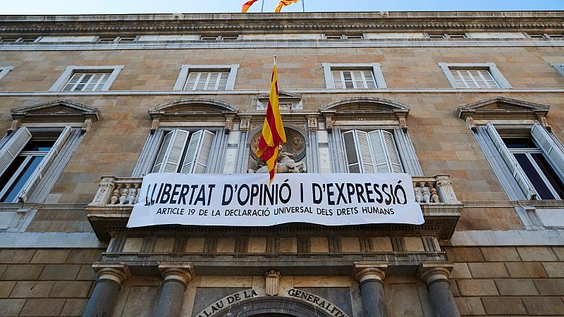 Torra mantiene el pulso y cuelga otra pancarta por la libertad de expresión en la fachada de la Generalitat