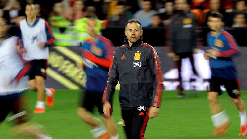 España inicia el camino a un doble desafío: recuperar el cetro europeo y encontrar el once de Luis Enrique