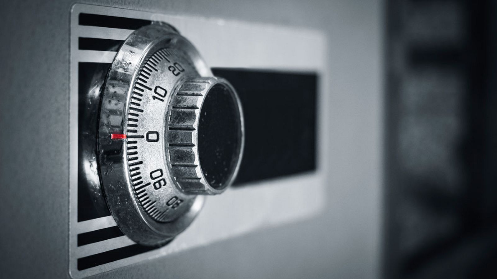 Los Mossos d'Esquadra y la Policía Nacional han detenido a dos hombres de 73 y 80 años acusados de cometer dos atracos en sucursales bancarias de Barcelona.