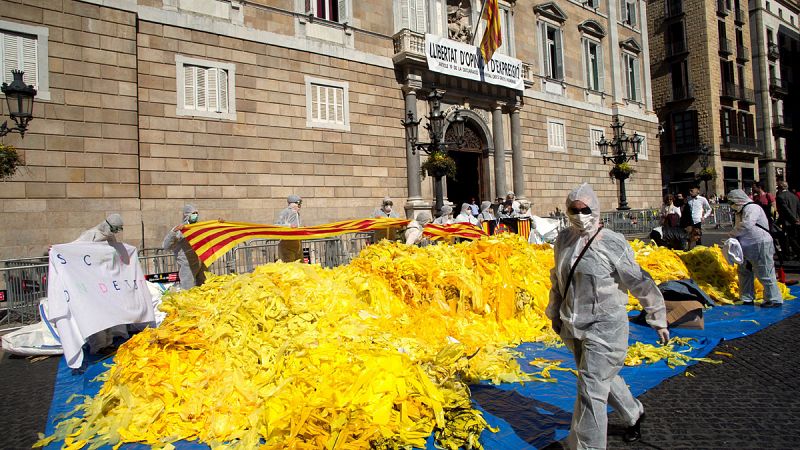 Un grupo antiindependentista vuelca frente a la Generalitat miles de lazos amarillos