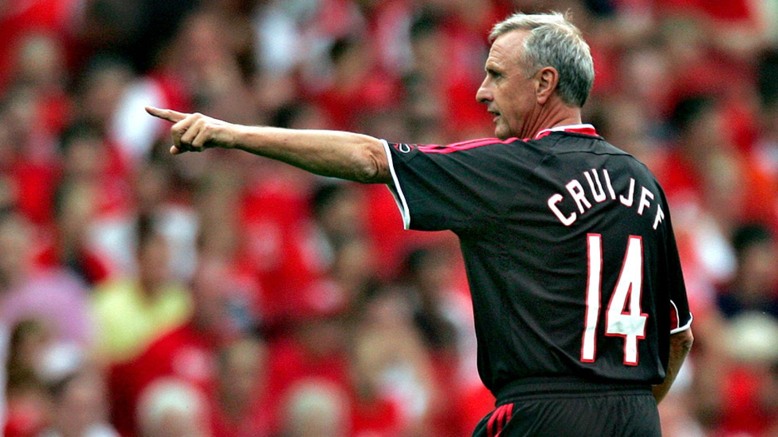 La historia del fútbol se tiene que detener en el momento en que aparece Johan Cruyyf, un personaje determinante tanto cuando lideró al Ajax, a la selección holandesa y, especialmente, cuando entró en el Barcelona, como jugador y entrenador, para ech