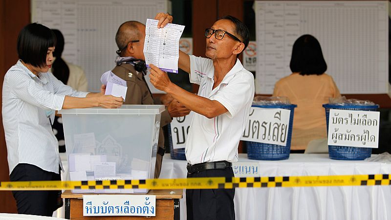 El partido promilitar lidera un recuento electoral en Tailandia que contradice a los sondeos y cuya difusión se aplaza