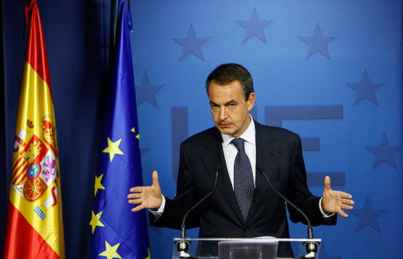Sarkozy cede a España una de sus dos sillas en la cumbre, pero Zapatero esperará la decisión de Bush