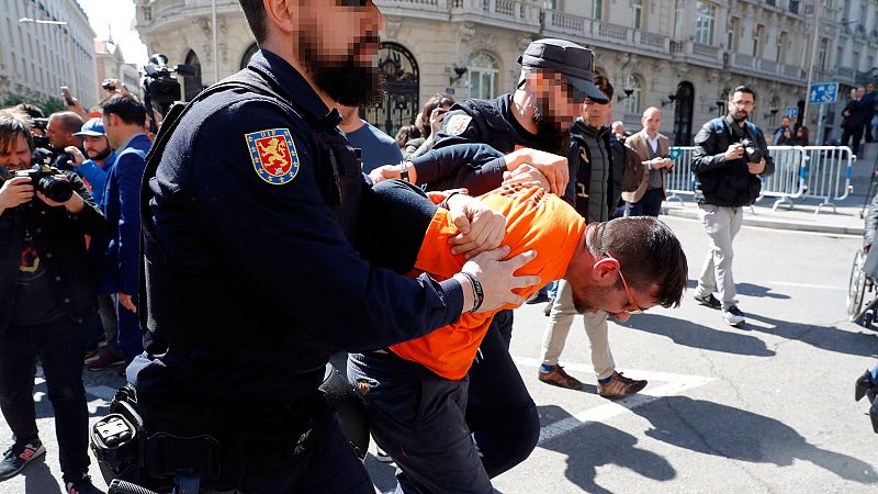 Un detenido en la protesta de los trabajadores de Alcoa frente al Congreso de los Diputados