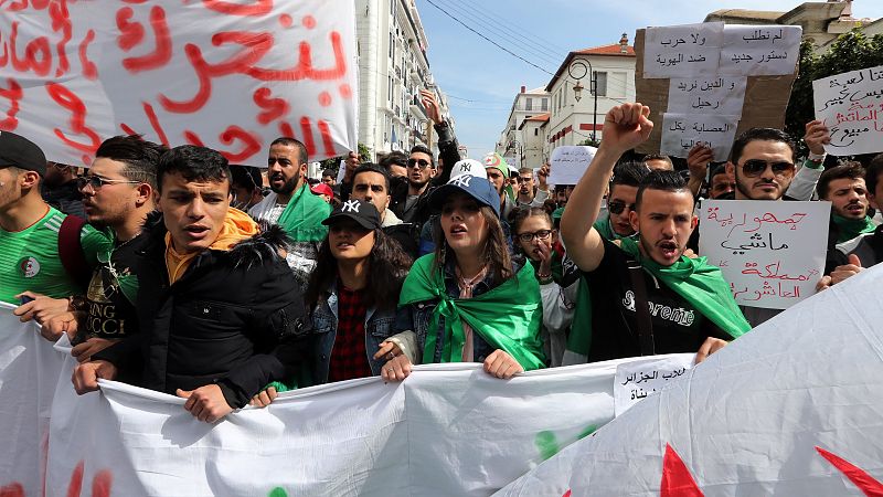 Cientos de miles de personas se manifiestan en Argelia para pedir de nuevo la dimisión de Bouteflika