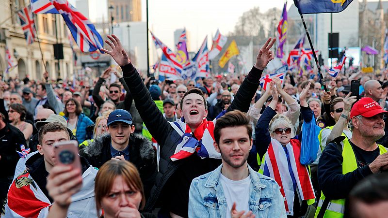 Miles de personas se manifiestan en Londres contra la "traición" del Parlamento y el retraso del 'Brexit'