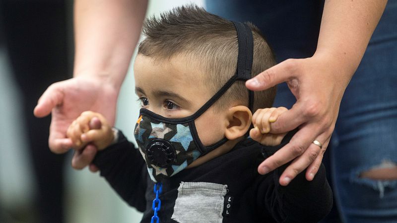 Un 'niño burbuja' se cura gracias a ser diagnosticado precozmente con la prueba del talón