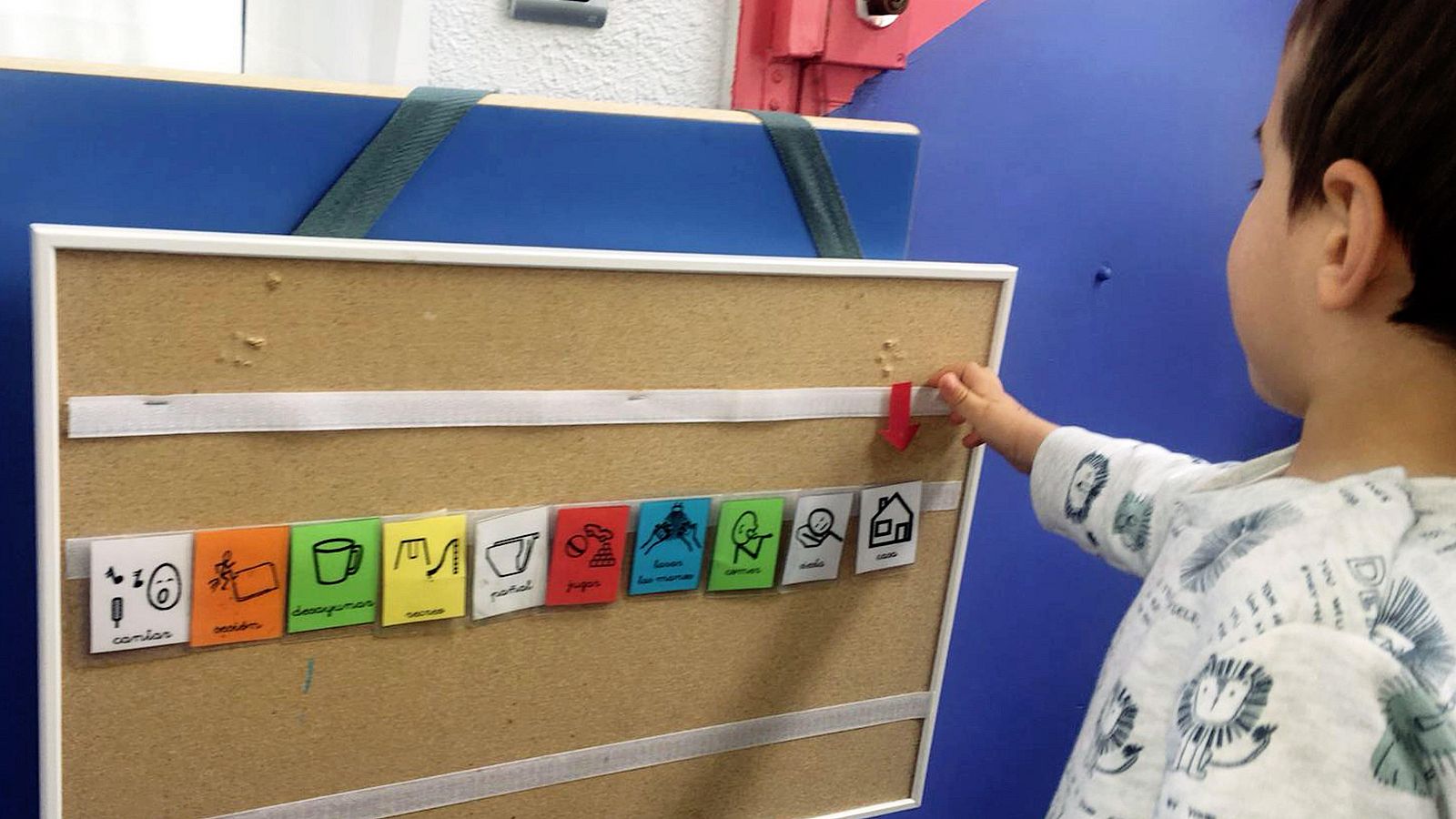 Dos de cada mil niños nacen con autismo, un trastorno que normalmente no se detecta antes de los dos años. Este martes 2 de abril, en su día mundial, nos hemos fijado en la importancia de la detección precoz, fundamental para mejorar su desarrollo.