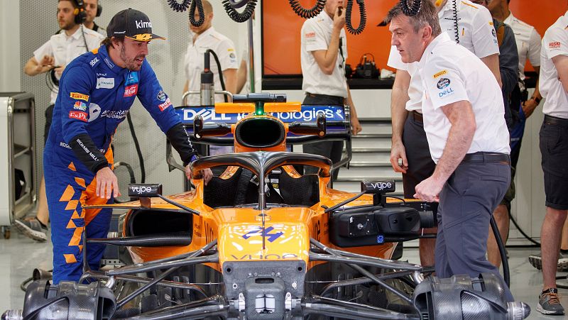 Alonso vuelve a pilotar el McLaren de F1 y firma un tiempo similar al de Sainz