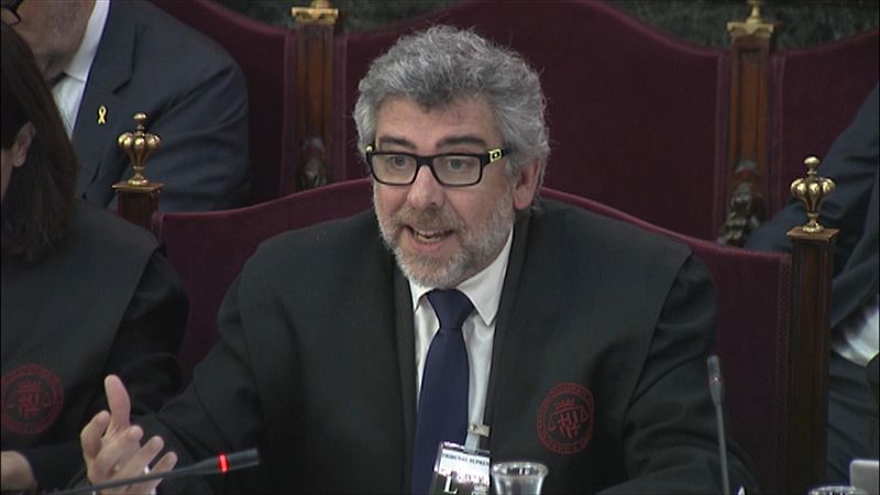 El inspector que analizó las imágenes del 1-O captadas por los antidisturbios no puede determinar si están cortadas