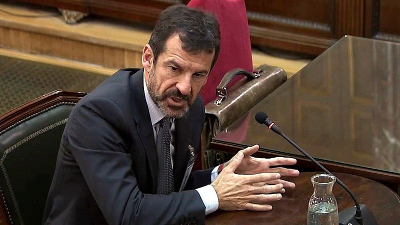 El ex número dos de Trapero afirma que Puigdemont dijo que declararía la independencia el mismo 1-O si había incidentes