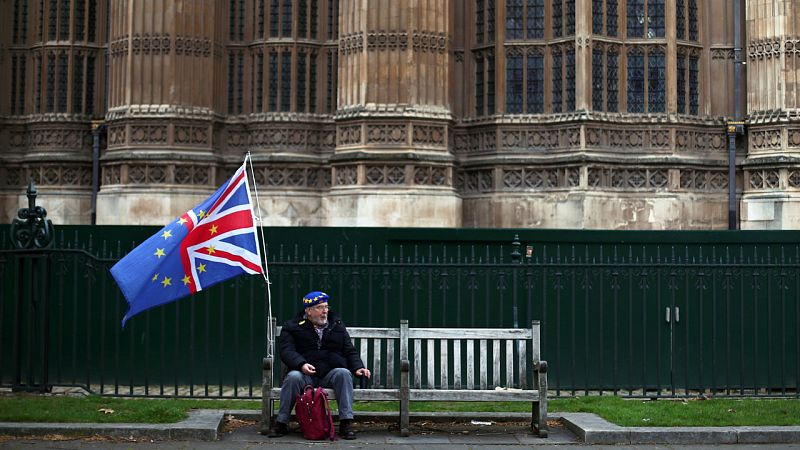 El Parlamento presiona a May con una ley que obliga a consultarle la fecha de la prórroga del 'Brexit'