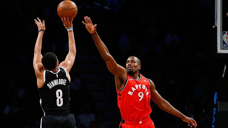 Ibaka destaca con un doble-doble en la victoria de Toronto ante Nets