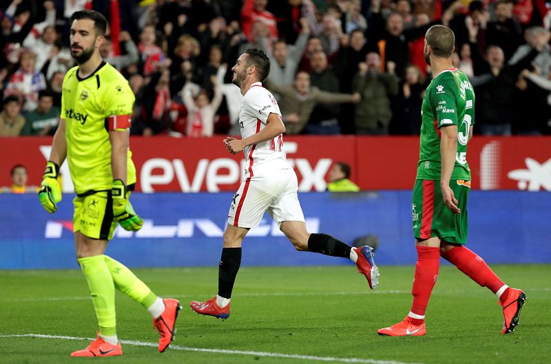 El Sevilla no pierde la comba de la Champions y supera al Alavés